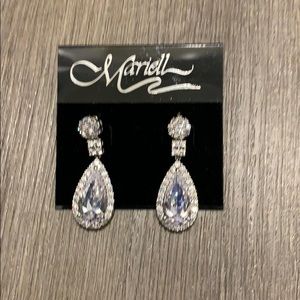 Pierced earrings crystals